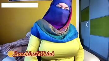 Gadis Muslim Berhijab Arab Dengan Payudara Besar Di Depan Kamera Rekaman Tanggal 2 November