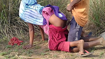 पत्नी लकड़ी लेने गई तो पति ने कहा आज बाहर खुले में जंगली चुदाई करेंगे