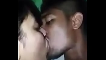 Gadis Desi Menggoda Dengan Ciuman Panas