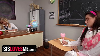 Guru Mesum Ini Ingin Berdua Dengan Murid Tirinya Yang Seksi