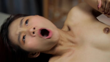 Dikuasai Di Sofa Dengan Gaya Yang Menggoda