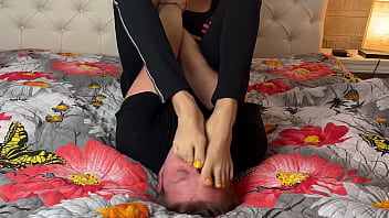 Gadis Asia Dominan Menginjak Dan Menaklukkan Pria Dengan Kaki Seksi
