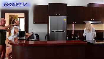 Nyaris Ketahuan Dikentutin Anal Dan Dikremi Kejutan Sambil Ngentot Pantat Di Dapur Dekat Ibu Mertua Lagi Masak Sarapan
