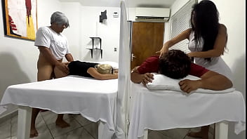 Pijat Pasangan Berakhir Dengan Istri Dikentot Di Samping Suaminya Oleh Dokter Mesum Ntr Jav