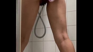 Gadis Arab Mungil Mandi Dan Menggoda Dirinya Sendiri