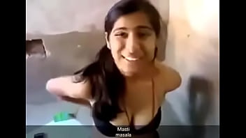 Gadis Desi Seksi Membuka Pakaian Dengan Penuh Gairah