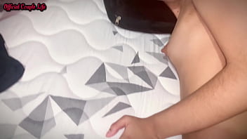 Setiap Istri Keluar, Anak Tiriku Yang Muda Itu Langsung Menyodorkan Pantatnya Yang Menggoda