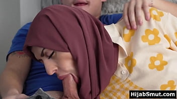 Gadis Arab Polos Berjilbab Menggairahkan Pacar Amerika Dengan Mulut Genitnya