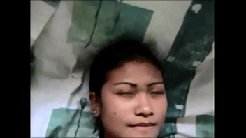 Tangan Asia Menggoda Batang Besar Hingga Muncrat Deras Di Wajah
