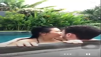 Bercinta Liar Di Kolam Renang Saat Siaran Langsung
