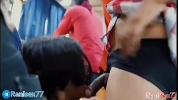 Gadis Remaja Digitu Dalam Bus Yang Sedang Berjalan, Suara Hindi Penuh Gairah