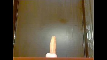 Gadis Asia Manis Mainin Mainan Sambil Nunggang Di Depan Kamera