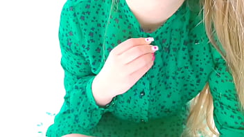 Gadis Seksi Montok Dengan Payudara Besar Mengenakan Gaul Ketat Dan Merekam Video Panas Amatir