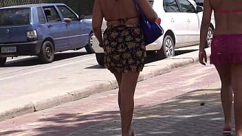 Gostosa De Biquíni Indo Molhar A Raba Na Praia, Que Delícia!