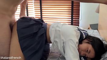 Gadis Thailand 18 Tahun Amatir Dengan Memek Sempit Tak Kuasa Menahan Kontol Bule Besar