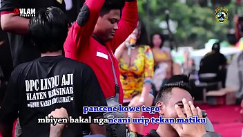 Tarian Erotis Dua Penyanyi Cantik Menggila Di Panggung Dikelilingi Banyak Lelaki
