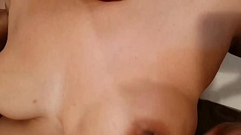 Mohini Menggoda Dengan Menjilati Payudaranya Sendiri Dalam Gerakan Lambat Yang Penuh Gairah