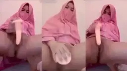 Gadis Berkerudung Merah Muda Mengocek Memek Sampai Banjir