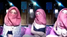 Jilbab Merah Muda Yang Membuatku Basah