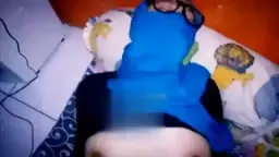 Membuat Gadis Berhijab Menggelinjang Dan Menumpahkan Hasilnya Di Wajah