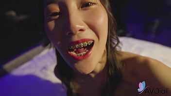 Gadis Seksi Tiongkok, Li Er, Merangsang Dengan Kaki Mulusnya Sebelum Bercinta Yang Panas.