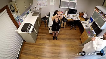 Sosok Seksi Mina Moon Dalam Balutan Setelan Ketat