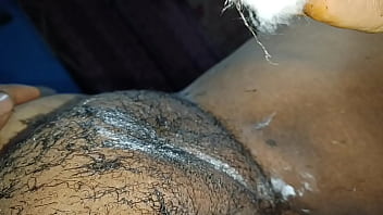 Pemangkasan Bulu Memek Istri Desi Yang Menggairahkan Oleh Suami