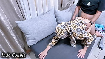 Gadis Berhijab Seksi Datang Terlambat Dan Ayah Tirinya Yang Galak Ingin Menghukumnya Dengan Cara Yang Tak Terduga Di Ruang Kuliah.