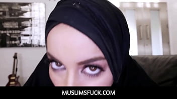 Arab Victoria June Dengan Bibir Sensualnya Punya Mulut Sempurna Untuk Melayani Nafsu. Adegan Ini Menampilkan Aksi Blowjob Pov Dan Penetrasi Dengan Alat Vital Yang Besar.