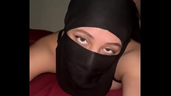 Gadis Arab Nakal Bergoyang Pantat Montok Dan Main-main Dengan Bokongnya Yang Menggoda