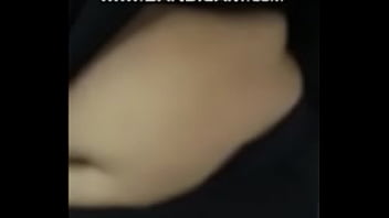 Lekuk Pusar Istri Desi Yang Dalam Dan Menggoda