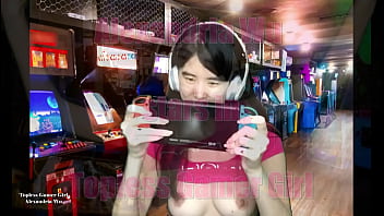 Gadis Gamer Asia Telanjang Dada Yang Menggoda