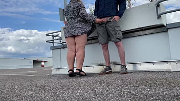 Nyonya Nakal Merangkak Dan Mengangkang, Memamerkan Kemaluannya Yang Basah Sambil Kencing Di Tempat Parkir