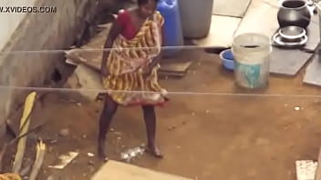 Desi Berdiri Sambil Kencing Dan Memancurkan Air Seni