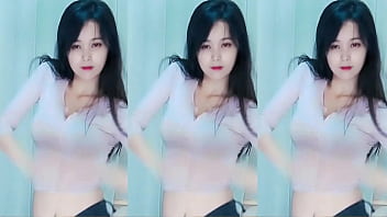 Cô Gái Trung Quốc Uốn éo Trên Mái Nhà Rực Lửa