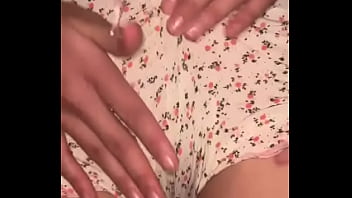 Perempuan Berhijab Muslim Mengelus Klitoris Basahnya Dan Memuaskan Vaginanya Dengan Jari-jari Liar