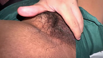 Bhabi India Yang Seksi Memuaskan Diri Dengan Memainkan Memek Basah Dan Berbulu Lebatnya