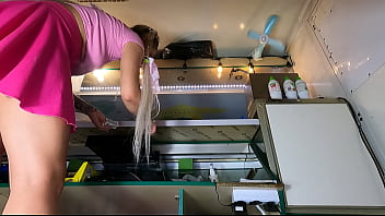 Melihat Si Jalang Ini Membungkuk Sampai Ke Rak Terbawah, Tubuhnya Benar-benar Memikat.