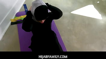 Destinasi Ngentot: Pelatih Ganas Menggoda Atlet Berhijab Yang Membara