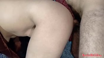 Pembantu Pakistan Awalnya Ragu, Tapi Akhirnya Teriak Nikmat Saat Dikentot Anal Doggystyle Keras-keras Dengan Erangan Hindi Sambil Ditutupi Dopatta Merah