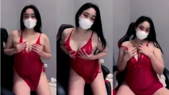 Dhea Menggoda Dengan Lingerie Merah Transparan Yang Membiarkan Setiap Lekuk Tubuhnya Terlihat Jelas