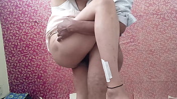 Saat Kukaitkan Bra-ku, Bibiku Tiri Malah Meraih Batang Keras Keponakannya Yang Menggoda