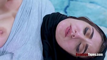 Gadis Berhijab Dihardiki Oleh Kakak Tiri – Jezebeth