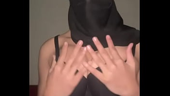 Jilbab Masih Terpasang, Payudara Telanjang • Gadis Muslim Arab Meremas Dan Mengelus Buah Dadanya Sambil Mengerang Penuh Nafsu