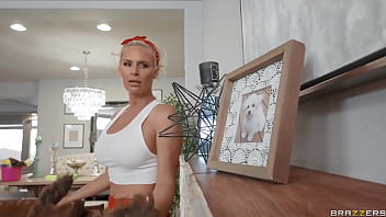 Pembersih Rumah Tangga Yang Berakhir Kotor Dan Liar – Violet Starr, Phoenix Marie