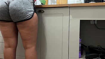 Keponakan Perempuan Kuat Menangani Peralatan Dapur