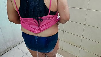 Desi Bhabi Baru Menikah Mandi Telanjang Dengan Gairah Liar