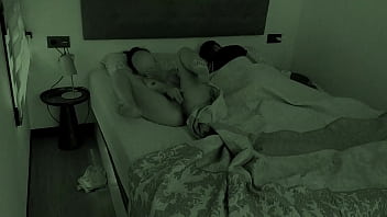 Kamera Malam Menangkap Adek Tiri Mengocok Di Samping Kakak Tiri Di Ranjang Yang Sama