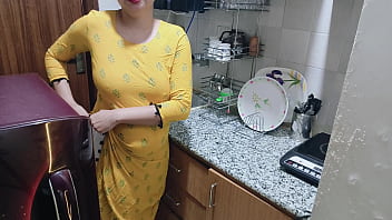 Aku Menemukan Ibu Tiriku Yang Lagi Horny Di Dapur – Film Panas Hindi