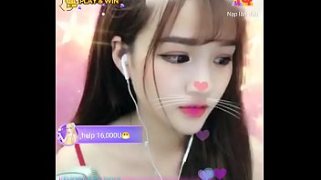 Gadis Asia Manis Bercumbu Mesra Di Uplive